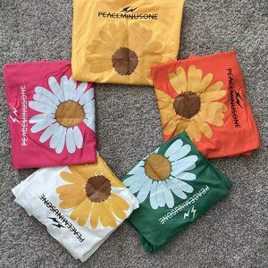 Women's Daisy Tee Great for Summer